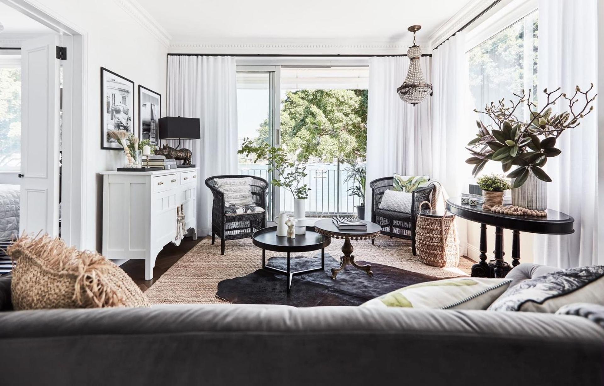 Exclusive Darling Harbour View Balcony Apartment